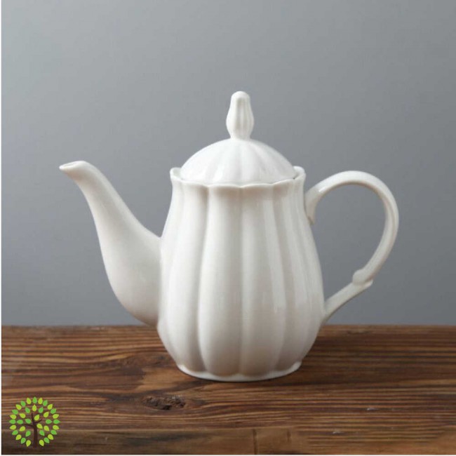 Teiera in stile vittoriano fatta di porcellana bianca da 500 ml.